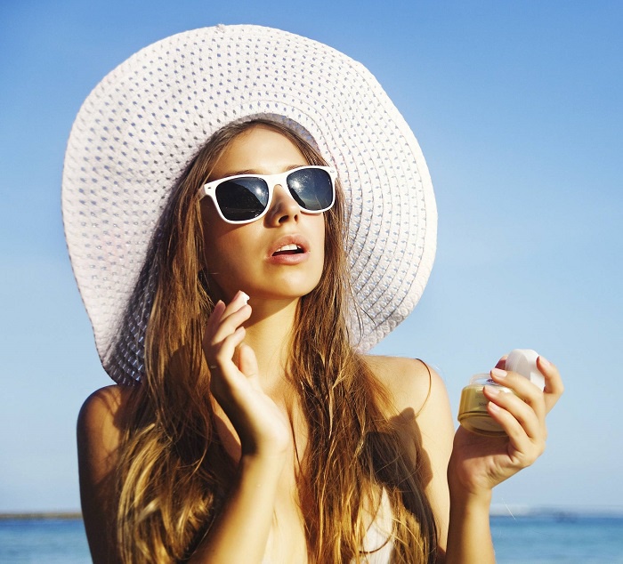 Nên chống nắng kỹ càng để bảo vệ vùng mắt không bị khô và lão hóa sớm