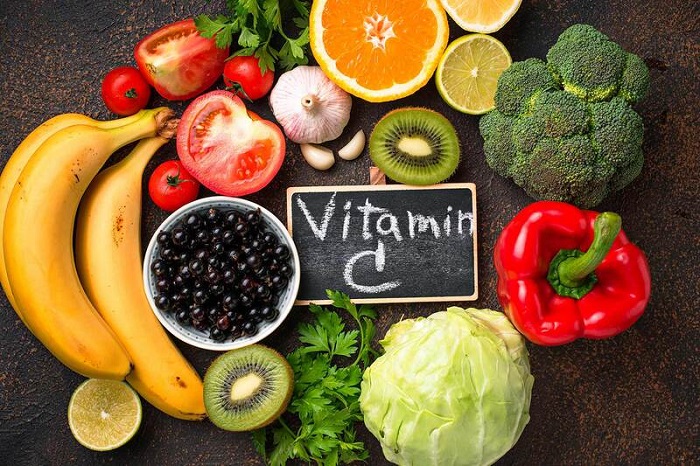 Vitamin C là loại vitamin có khả năng chống lại vi khuẩn gây mụn, giảm viêm sưng