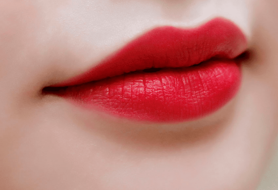 Phun màu môi đỏ ruby ngọt ngào là màu môi đẹp được đông đảo phụ nữ lựa chọn