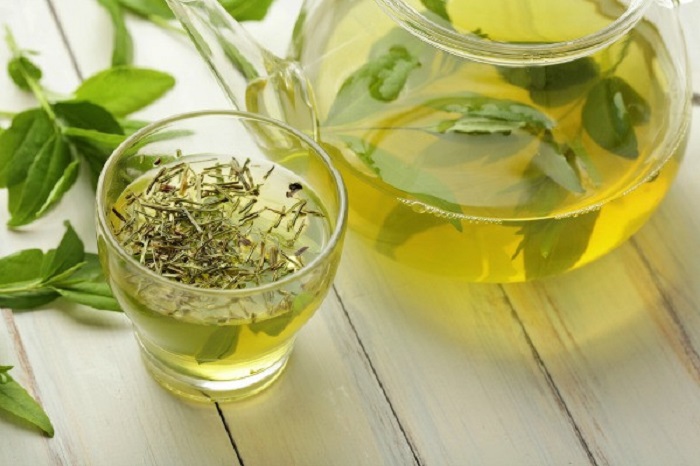 Sử dụng trà xanh để kháng viêm, kháng khuẩn mụn lưng